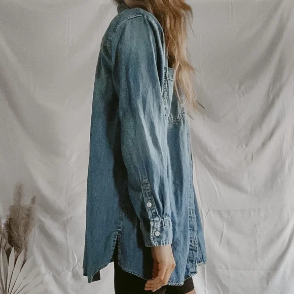 ~ SOLD on Instagram @moorehauscollections ~ Levi boyfriend fit denim button down - Picture 4 of 6